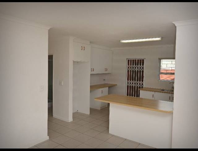 3 bed property to rent in UITZICHT